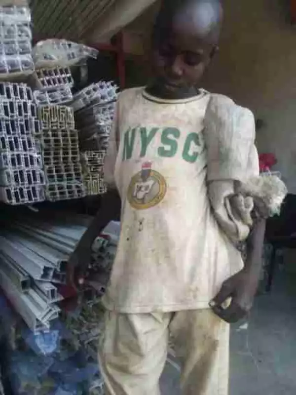 See Photos Of A Teenage Boy Begging For Alms In NYSC Uniform (Photos)